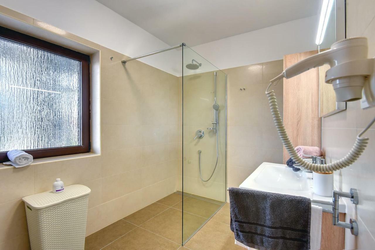 Villa Andrija Family Dream With Heated Pool At The Sea With Beautiful Garden, Outside Cinema And Kids Playground Fažana Exterior foto